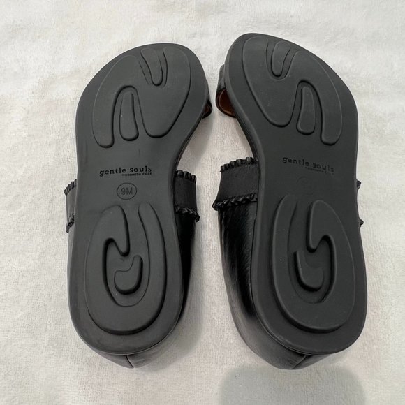 GENTLE SOULS BY KENNETH COLE "Lark" Black Ruffle Strap Sandal Flat - Size 9 - Picture 7 of 7